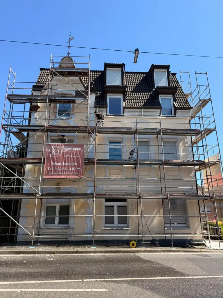 Altbau-Fassade im Gerüst vor dem Anstrich, beige