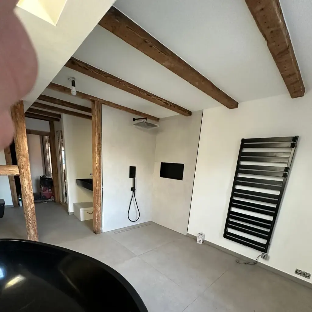 Dachgeschossbad mit Holzbalken, Dusche und Handtuchheizkörper