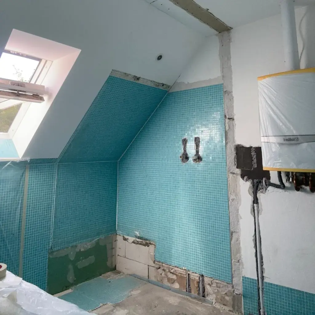 Bad unter der Dachschräge mit türkisem Mosaik vor der Sanierung