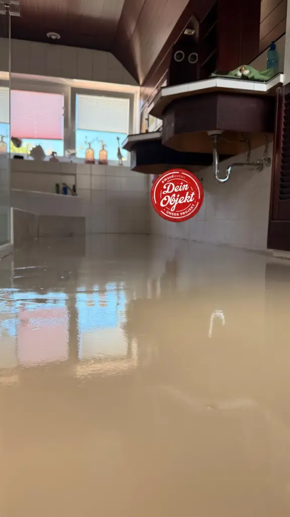 Frisch beschichteter, glänzender Badezimmerboden