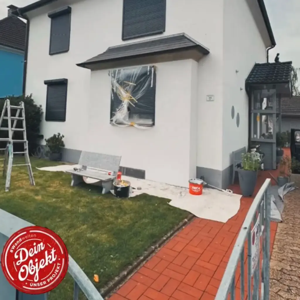 Hauswand eines Einfamilienhauses mit großem Wandbild