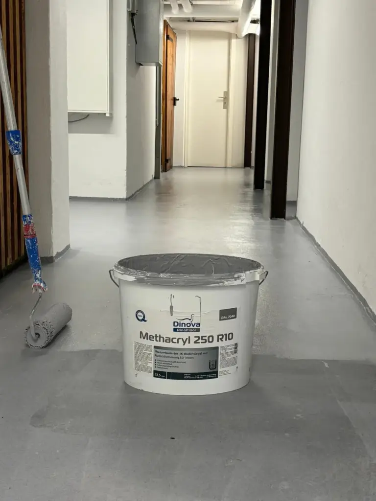 Kellerflur mit grauer, rutschhemmender Bodenbeschichtung aus Methacrylat