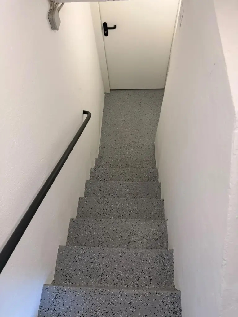 Kellertreppe nach der Beschichtung mit grauen Farbchips